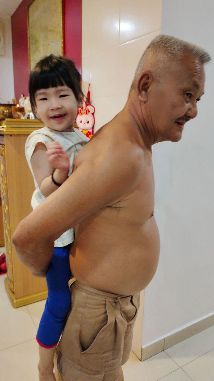 出殯那天，外孫女獻花時對您說，謝謝外公。謝謝外公一直以來這麼疼愛她。