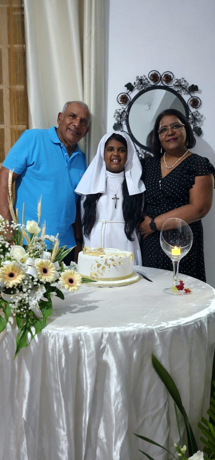 Celui qui nous raconté des blagues et nous faisait rire.. celui qui nous faisait son fameux garlic bread et "halim"" ... des qu'il me voyait il me dit" mo tane dire to kone faire bon du thé toi".. tu vas me manquer plus que les mots peuvent le dire