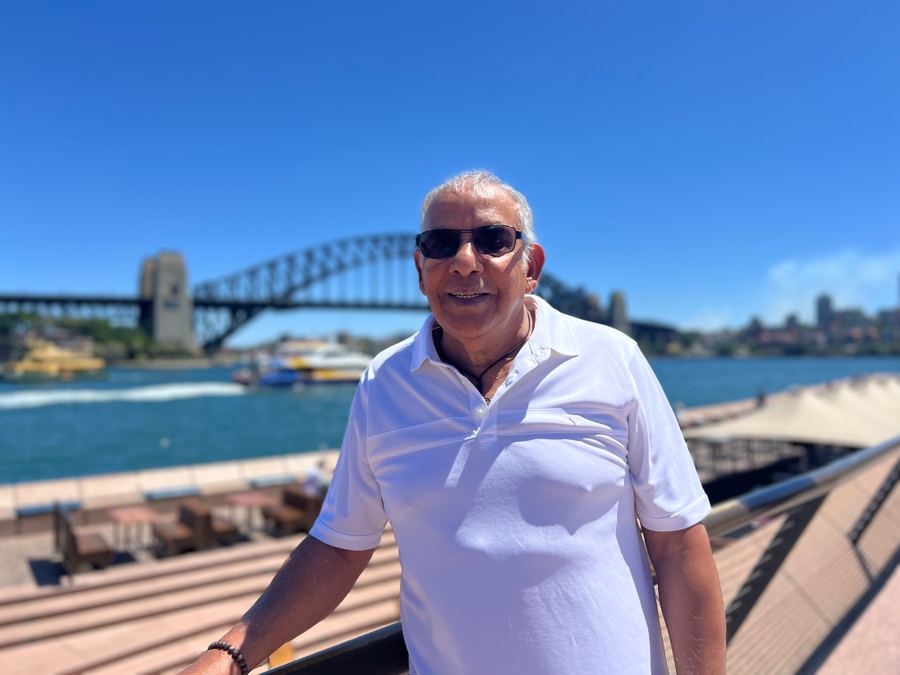 Une des dernières photos prises lors de mon passages chez vous - portait de Yvan à Sydney posant devant « son Cruise »-novembre 2025