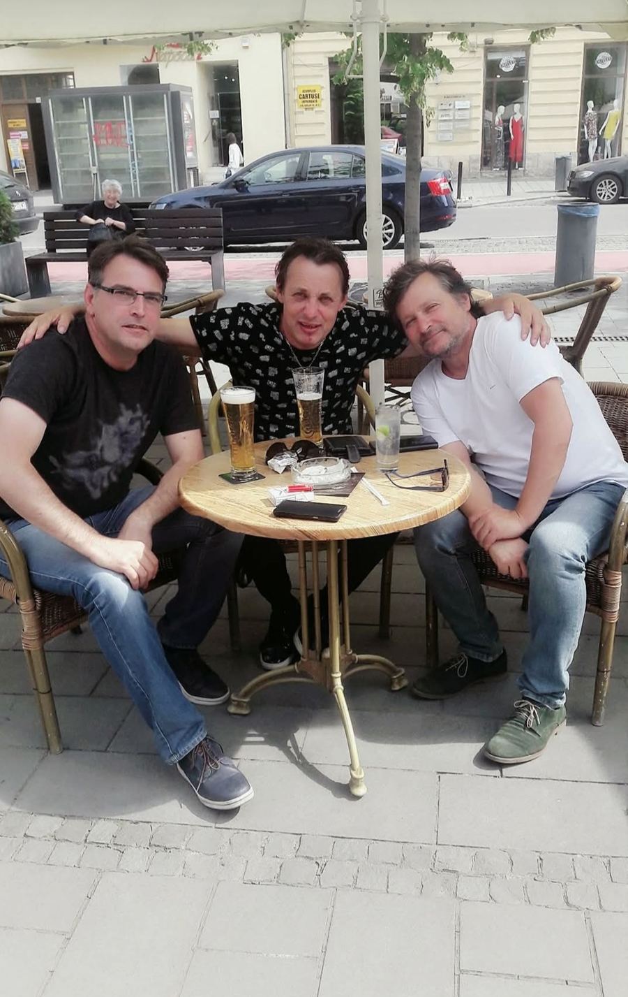 Prea grăbit să plece dintre noi… Un actor talentat, un om care a lăsat emoție și amintiri frumoase în inimile celor care l-au urmărit. a urcat prea devreme în mâinile lui Dumnezeu, acolo unde nu există durere, doar liniște și lumină. Drum lin către cer… 🕯️🙏